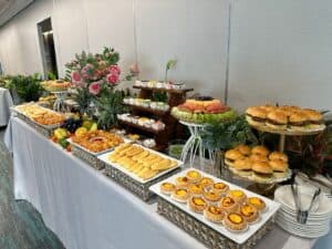 Bàn tiệc teabreak sang trọng với bánh ngọt và trà tại TP.HCM