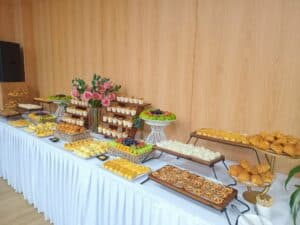 Tiệc teabreak tại văn phòng với bánh ngọt và trái cây ở HCM
