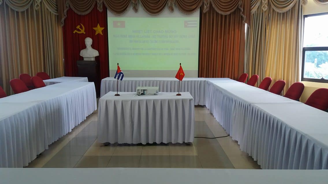 Cho thuê khăn trải bàn giá rẻ