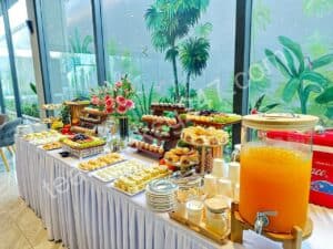 Mẫu setup tiệc nhẹ cho hội nghị, tạo điểm nhấn chuyên nghiệp cho sự kiện.