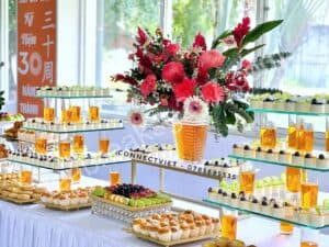 rang trí tiệc nhẹ với hoa tươi, khăn trải và đồ dùng sạch đẹp.