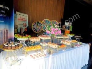 Bàn teabreak đơn giản nhưng vẫn toát lên sự chu đáo của đơn vị tổ chức.