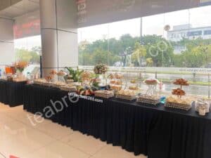 Không gian bàn teabreak bài trí khoa học, giúp khách dễ tiếp cận và sử dụng.