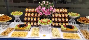 Bàn tiệc teabreak khai trương trọn gói, thiết kế trang nhã, phù hợp không gian cửa hàng mới khai trương.