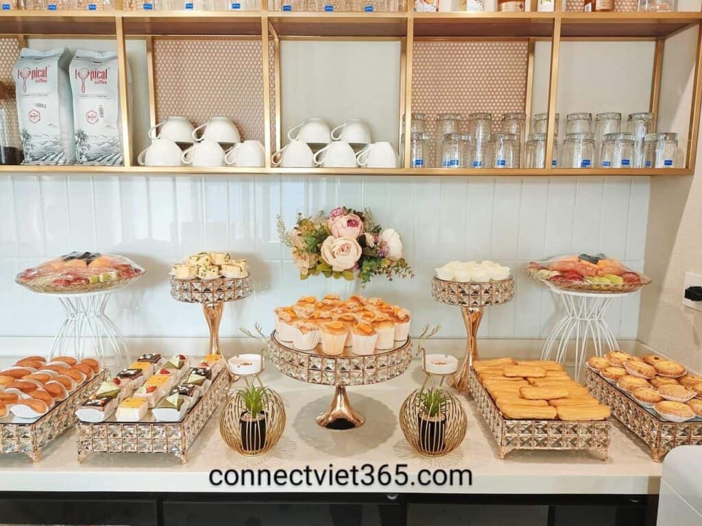 Các loại bánh ngọt nhỏ xinh được trình bày trên đĩa phục vụ tiệc teabreak