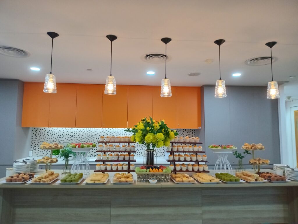 Bàn tiệc teabreak setup theo phong cách tối giản