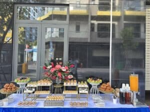 Bàn tiệc trà bánh ngọt được trang trí ngoài trời