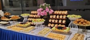 Khay bánh ngọt tiệc trà nhiều tầng sang trọng
