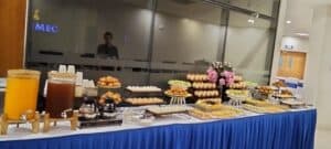 Tiệc trà sinh nhật với bánh cupcake và hoa tươi