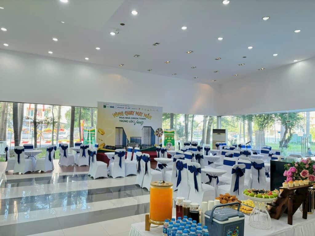 Khách mời thư giãn tại khu vực tiệc teabreak sự kiện