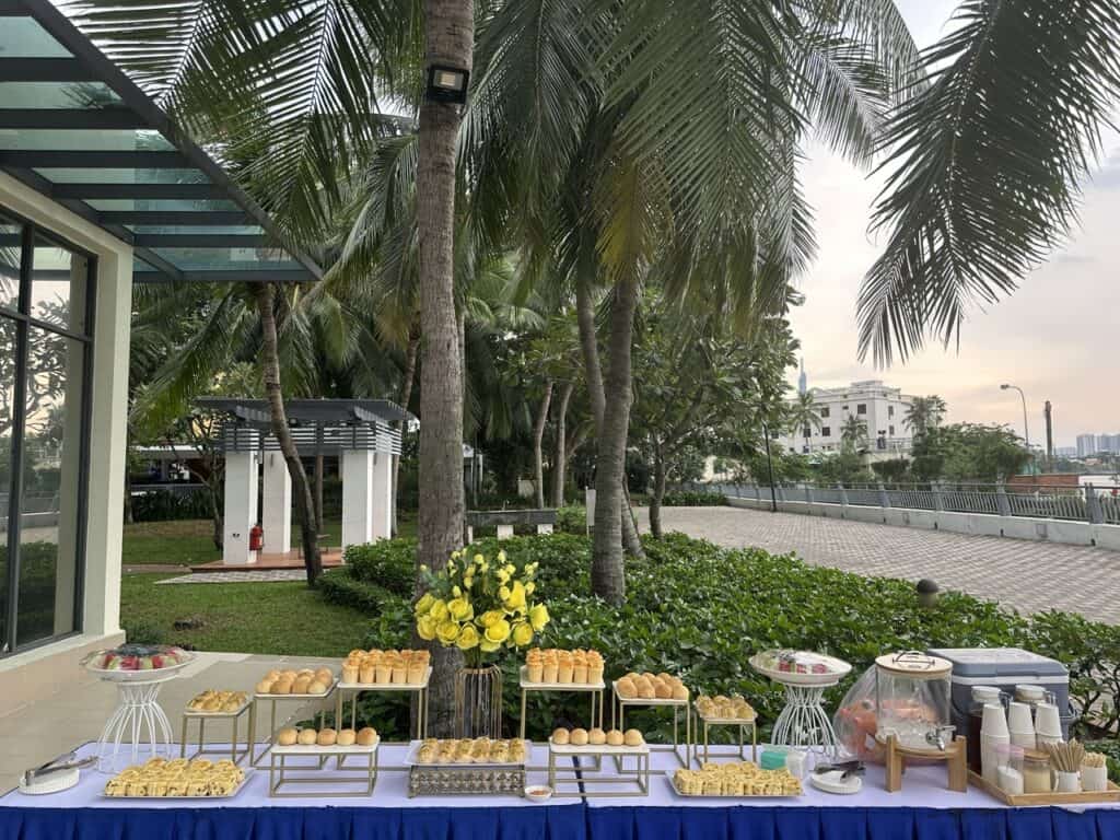 Bàn tiệc teabreak hội nghị setup chuyên nghiệp