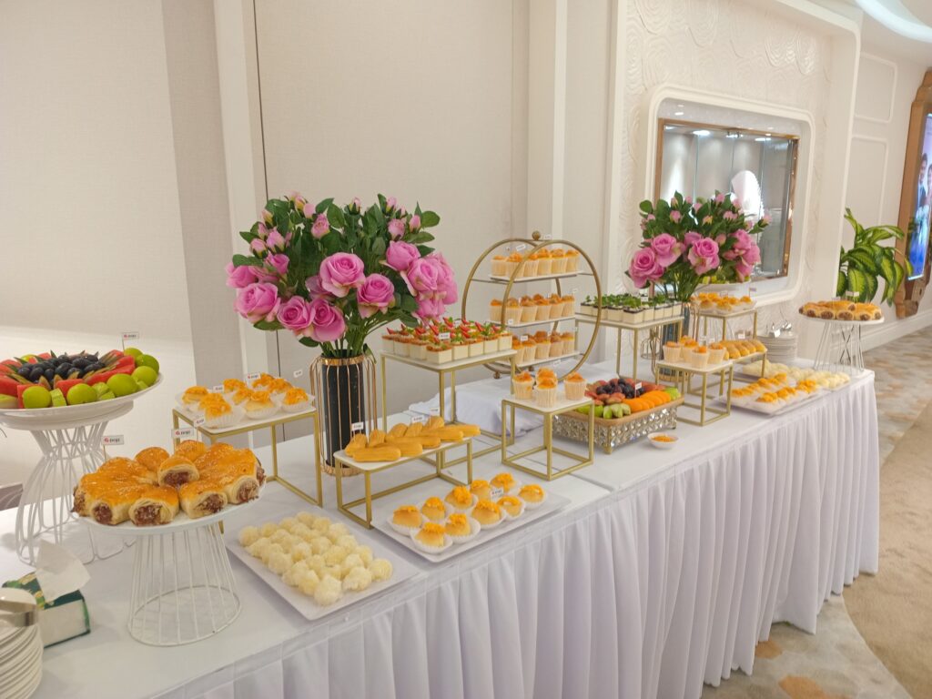 Cho thuê kệ bánh xe vàng Gold và dụng cụ setup tiệc trà chuyên nghiệp tại Phường Sài Gòn