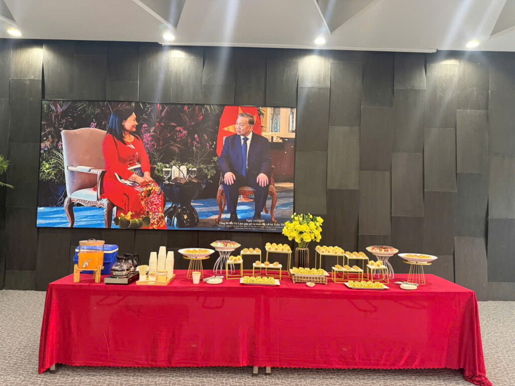 Dịch vụ đặt tiệc Teabreak tại Phường Sài Gòn setup sang trọng với kệ sứ