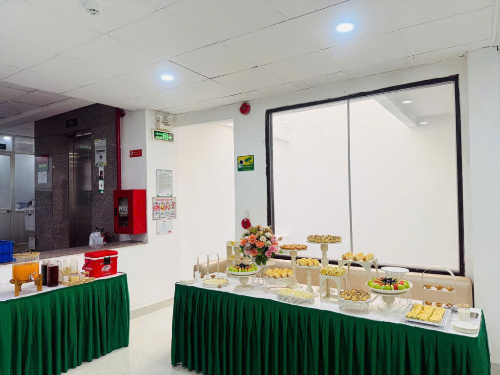 Dịch vụ đặt tiệc Teabreak tại Phường Bàn Cờ setup chuyên nghiệp với khay kệ cao cấp