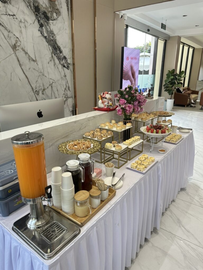 Cận cảnh các đĩa trái cây tươi và bánh mặn được bày trí tinh tế theo phong cách hiện đại.