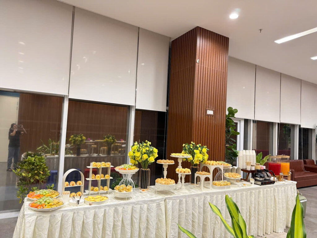 Cho thuê kệ bánh sứ vương miện và thiết bị tiệc trà tại Phường Tân Định