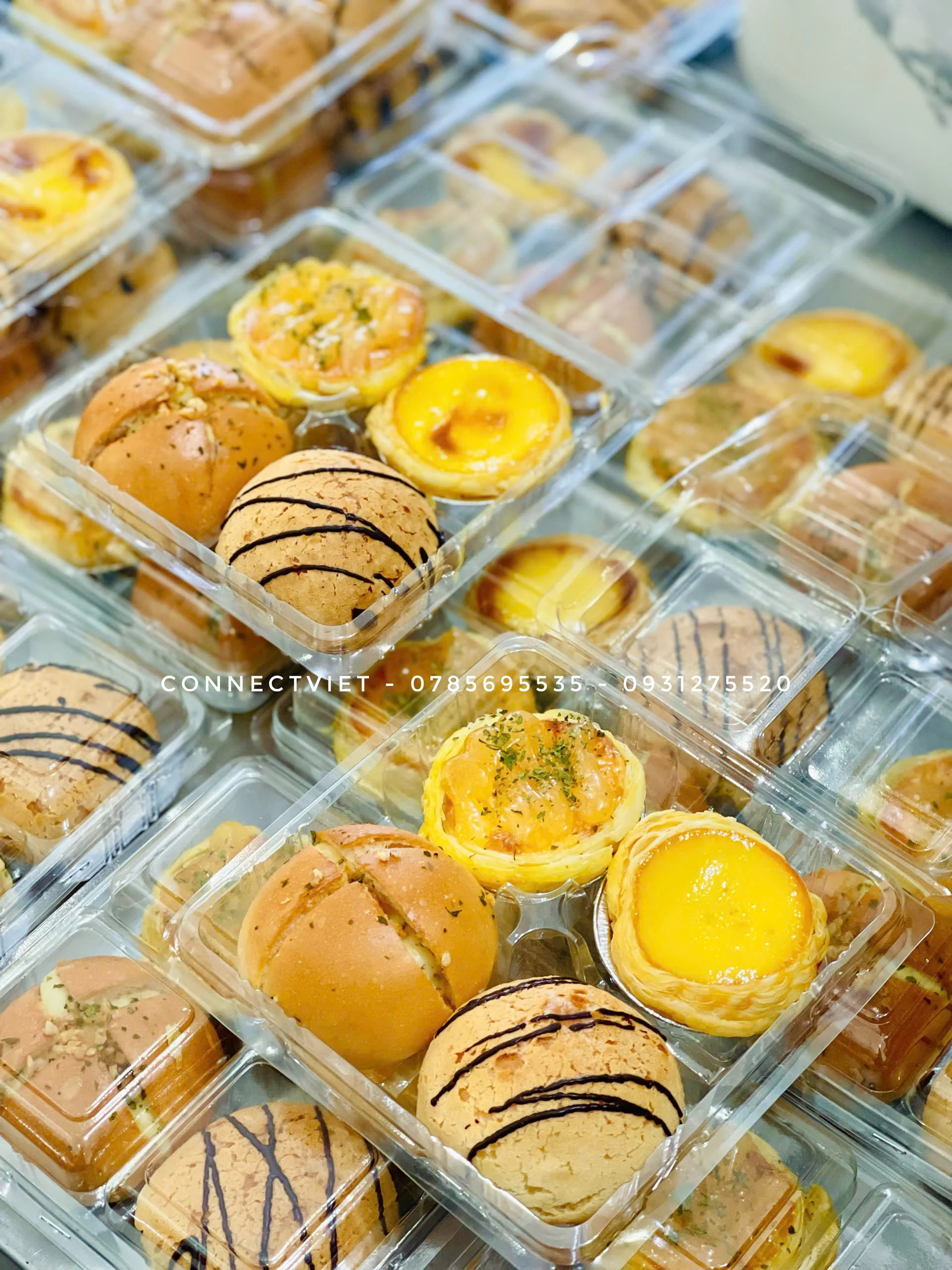 Teabreak box gồm 4 loại bánh chia sẵn cho từng khách